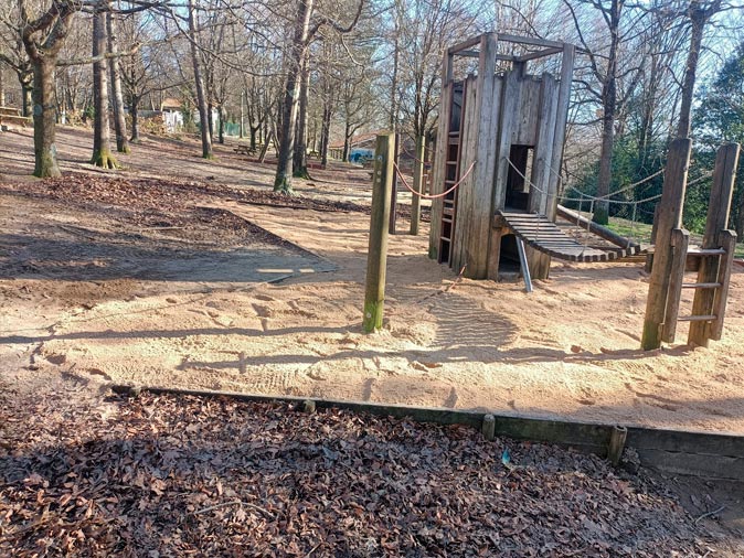 Rellenado de zona de juegos infantiles